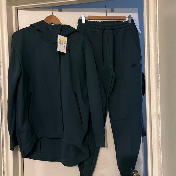 Nike Other - NWT Women’s Nike Sportswear Tech Fleece Windrunner Set.. Women’s Green Sz Small
